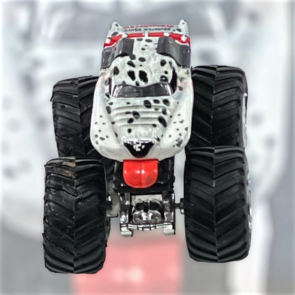 MONSTER MUTT DALMATIAN HOT WHEELS MONSTER JAM TRUCK 1/64 DIECAST Pre-Owned - Picture 3 of 13